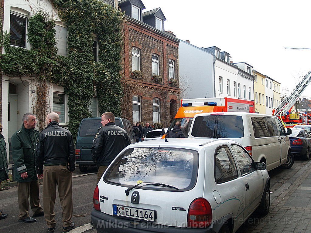 Einsatz Feuerwehr SEK Polizei Koeln Nippes Merheimerstr P117.JPG